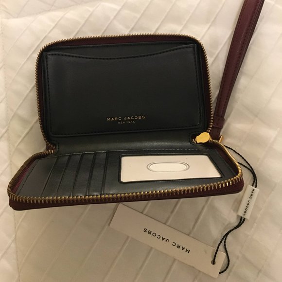 NWT Marc Jacobs Zipper Saffiano Leather Wristlet - Picture 4 of 9